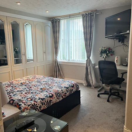 Room In A Home Единбург Екстериор снимка