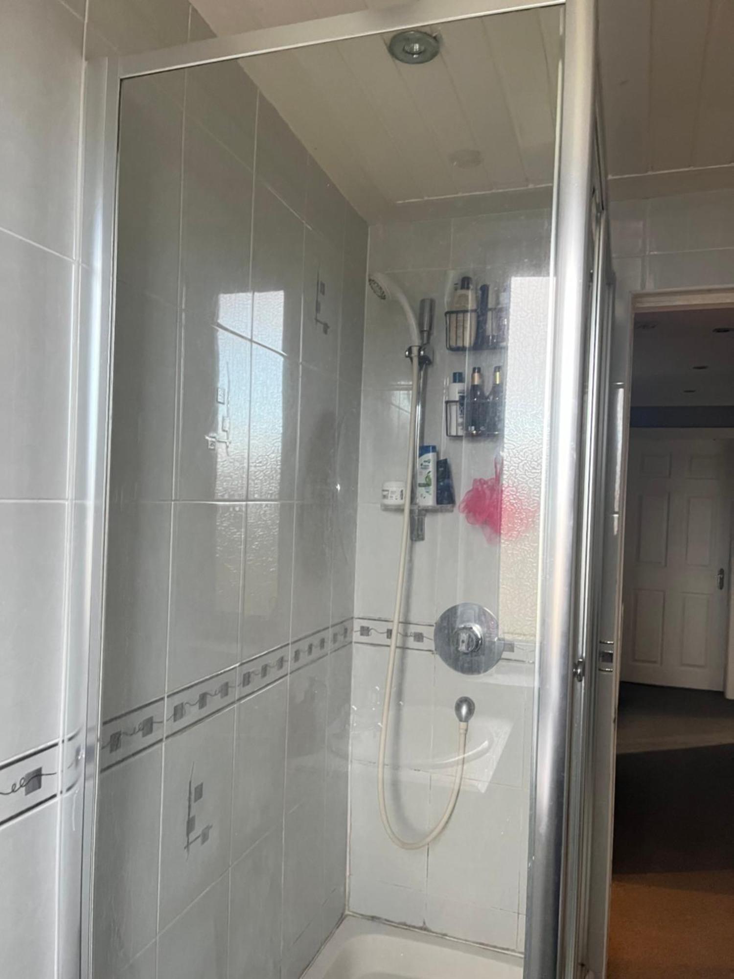 Room In A Home Единбург Екстериор снимка