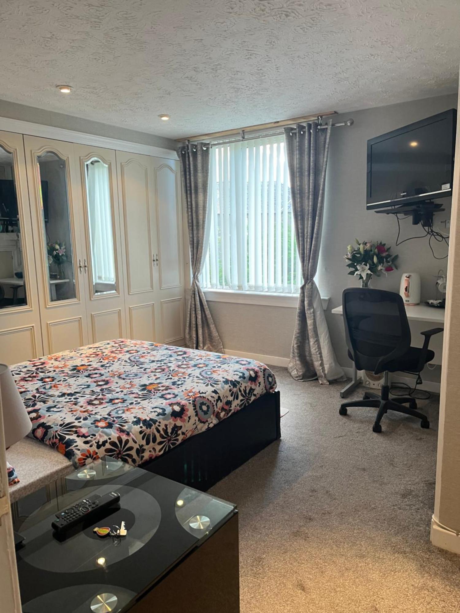 Room In A Home Единбург Екстериор снимка