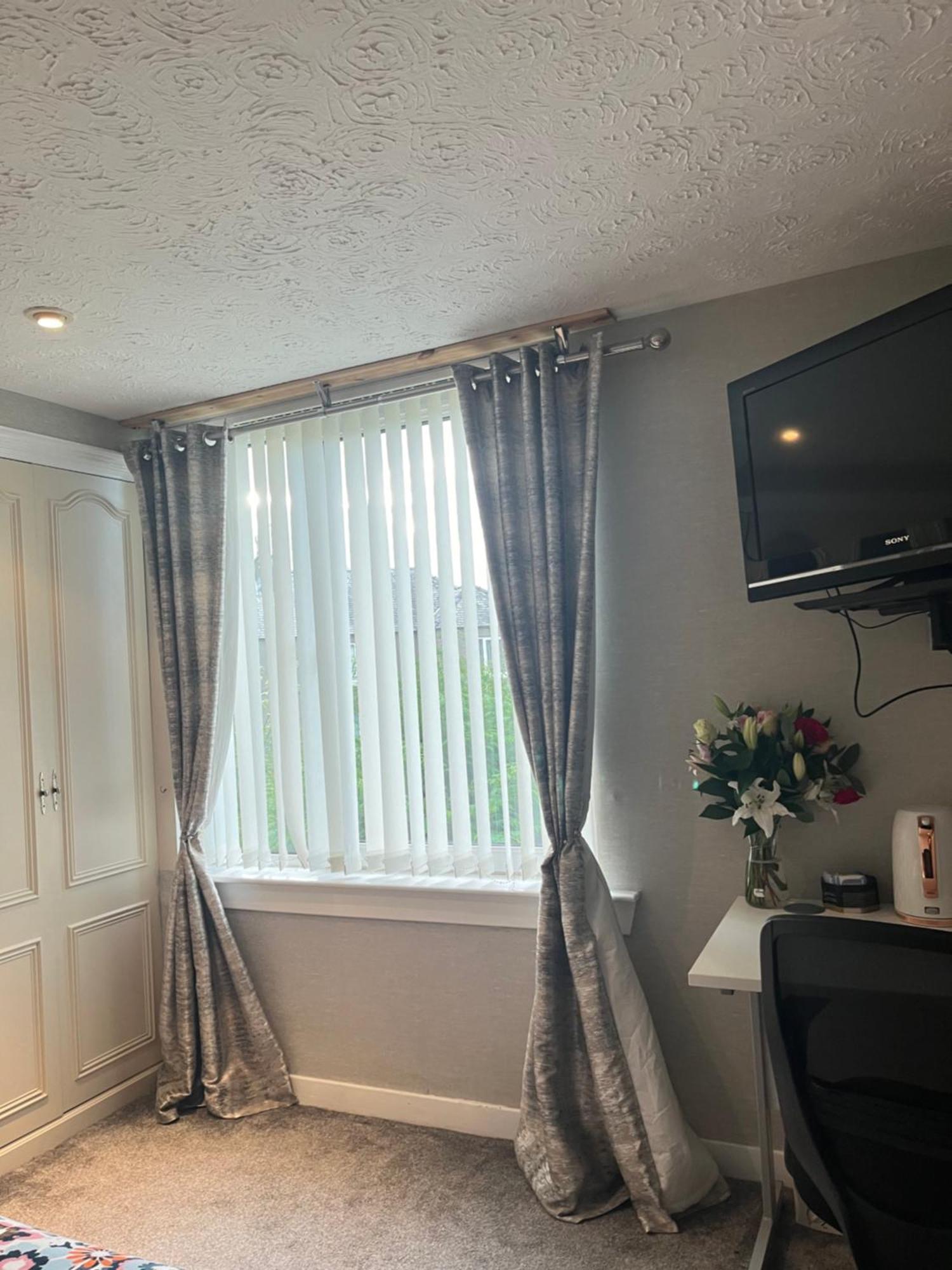 Room In A Home Единбург Екстериор снимка