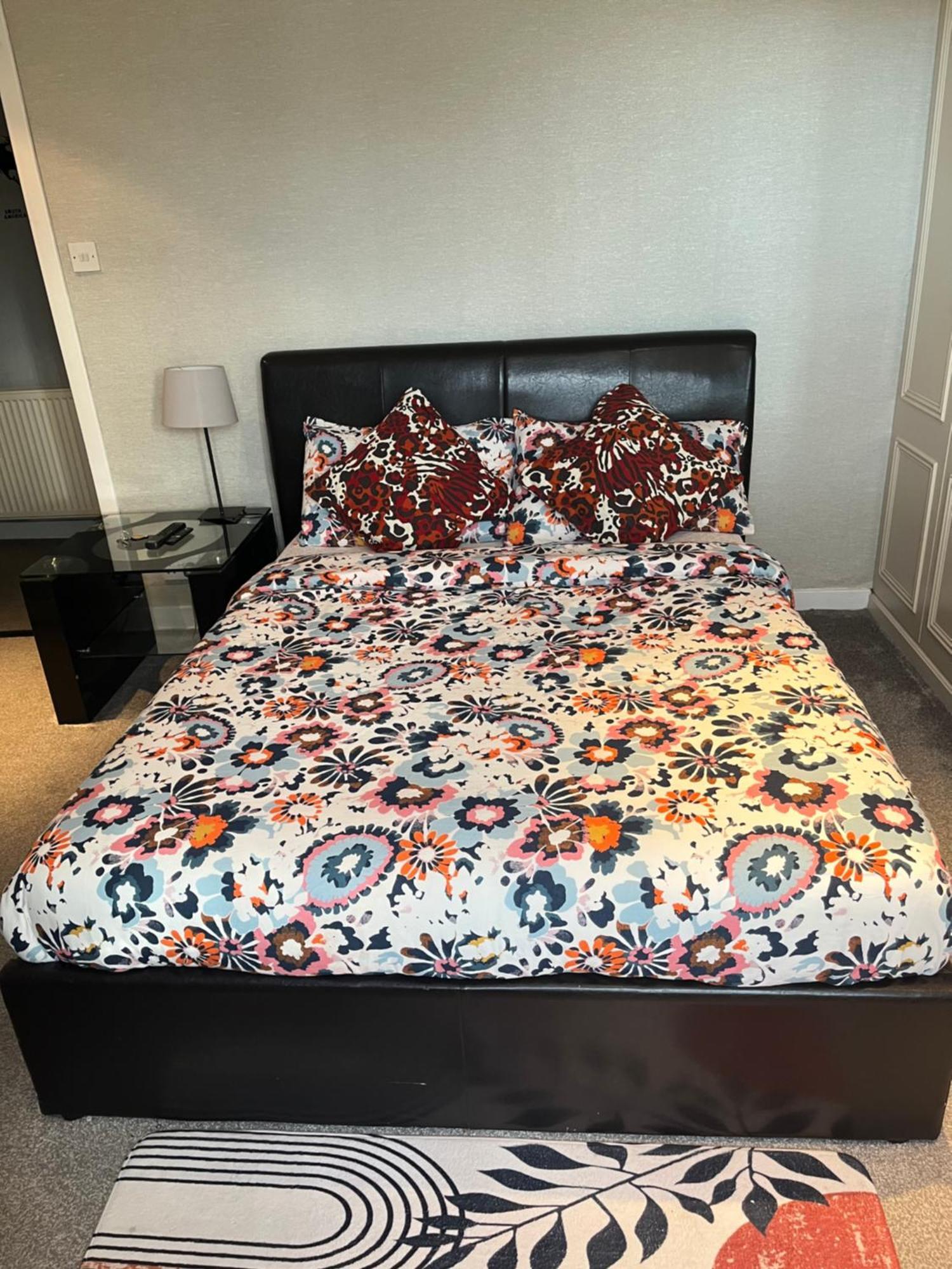 Room In A Home Единбург Екстериор снимка