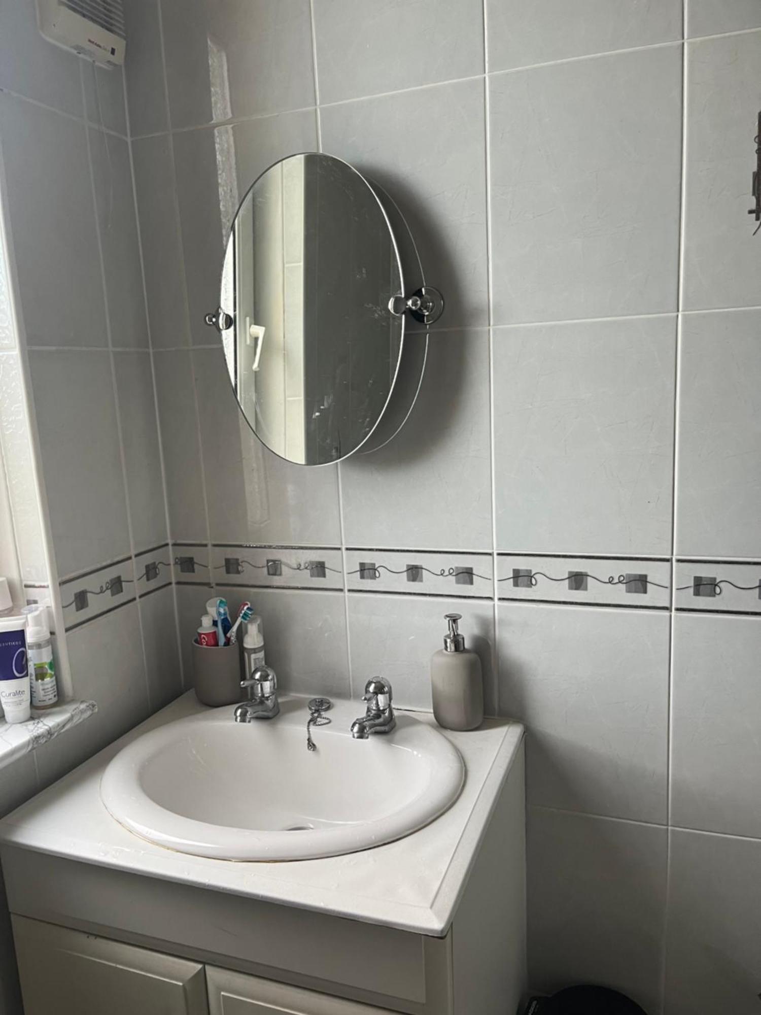 Room In A Home Единбург Екстериор снимка