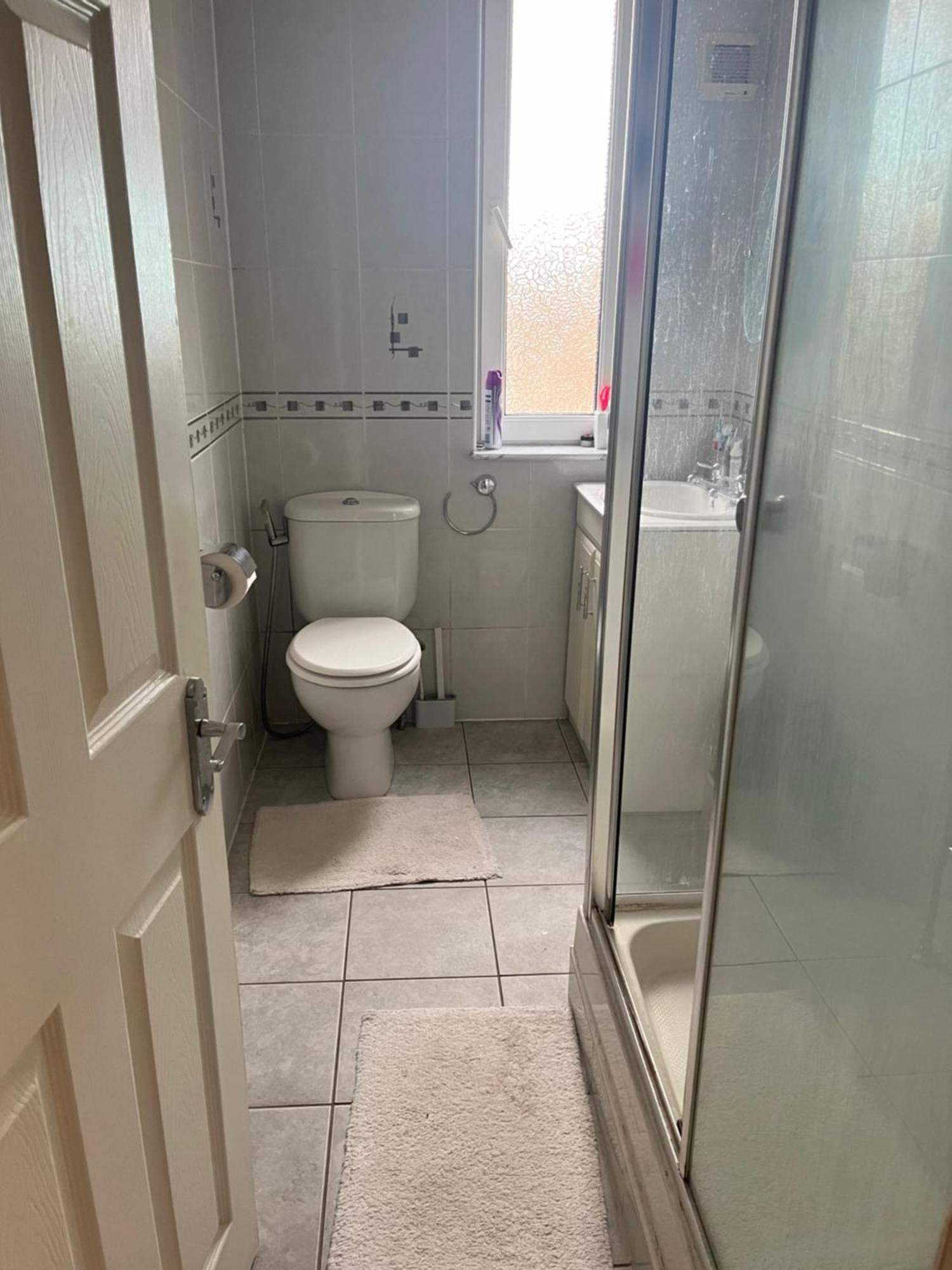 Room In A Home Единбург Екстериор снимка
