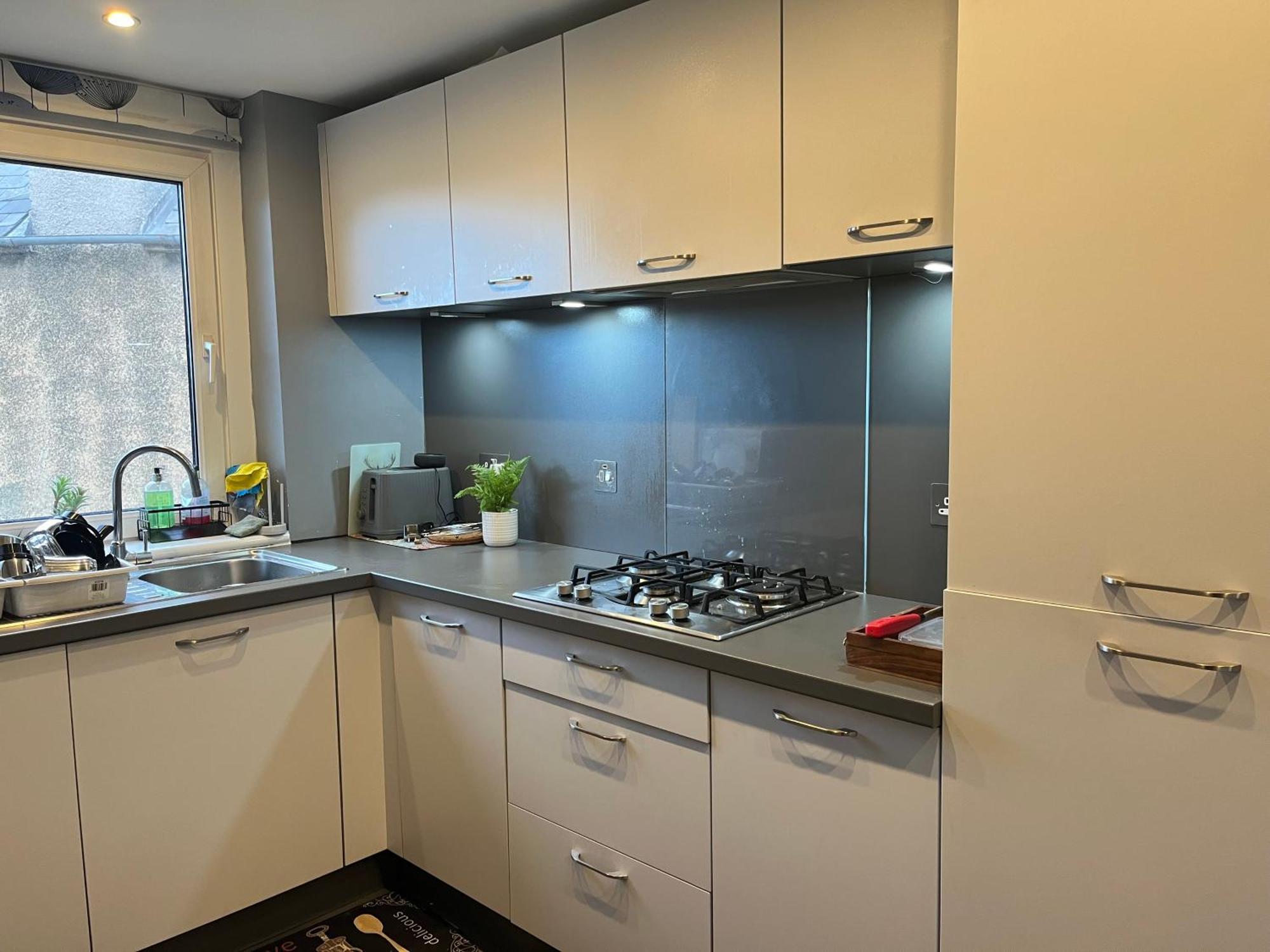 Room In A Home Единбург Екстериор снимка