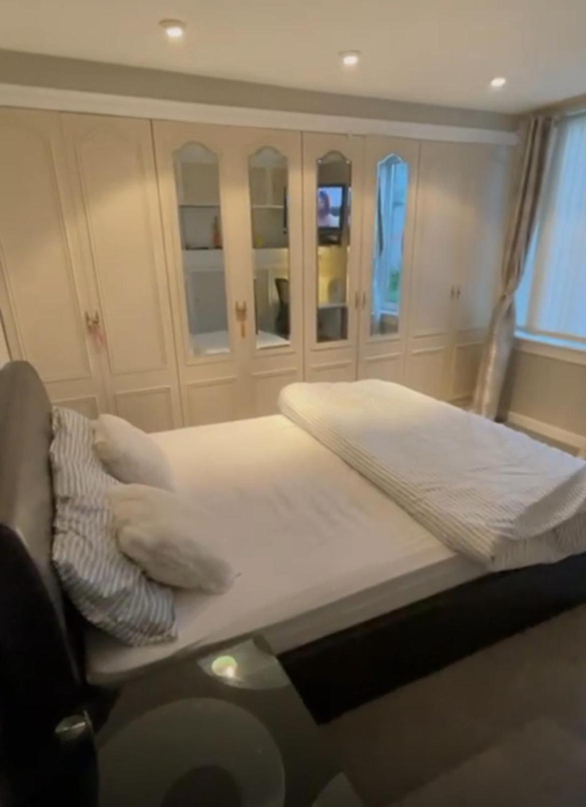 Room In A Home Единбург Екстериор снимка