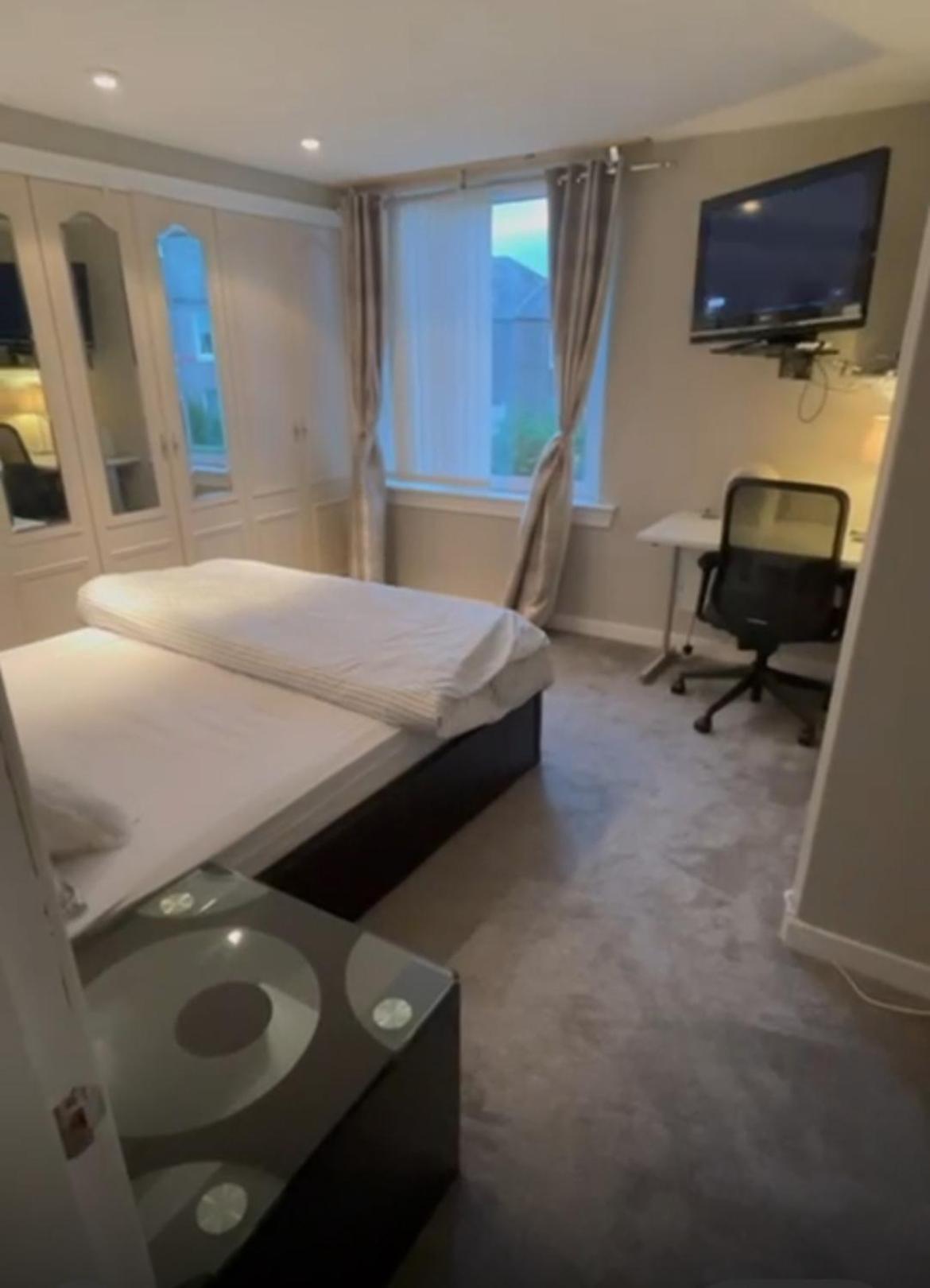 Room In A Home Единбург Екстериор снимка