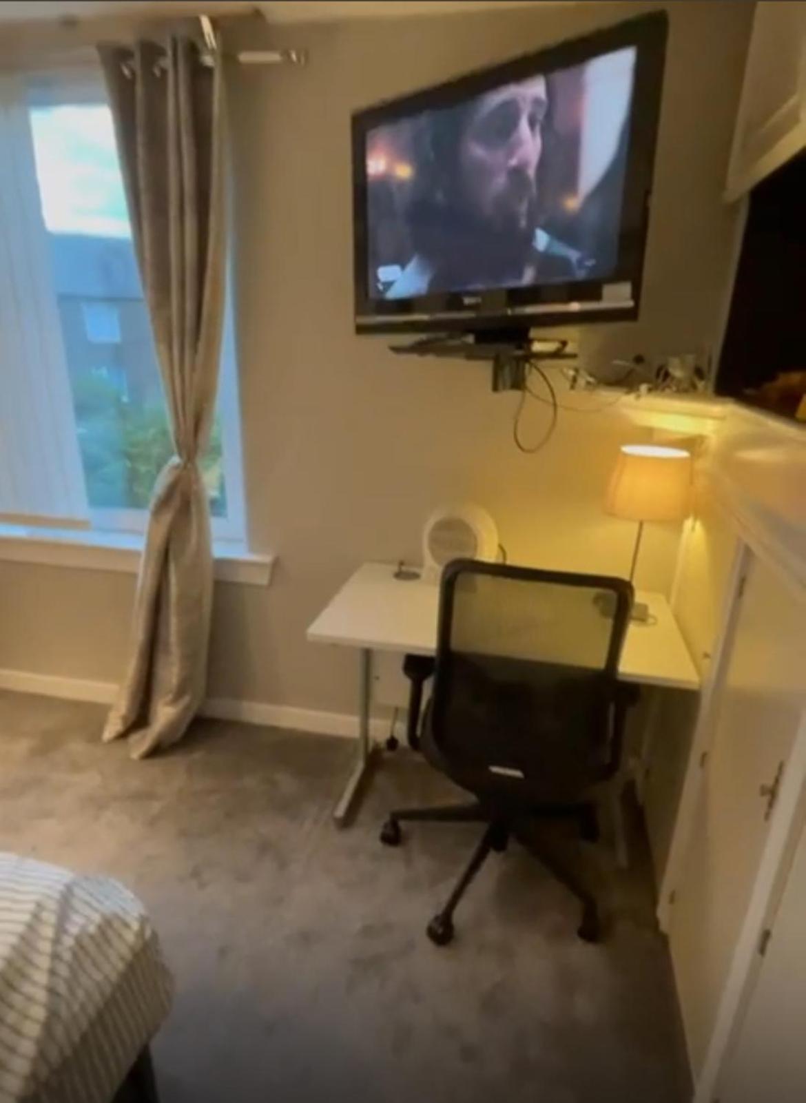 Room In A Home Единбург Екстериор снимка